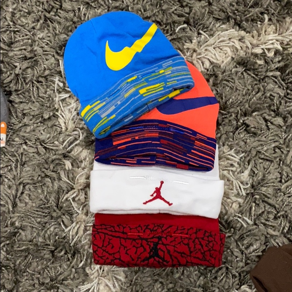 4 Nike hats